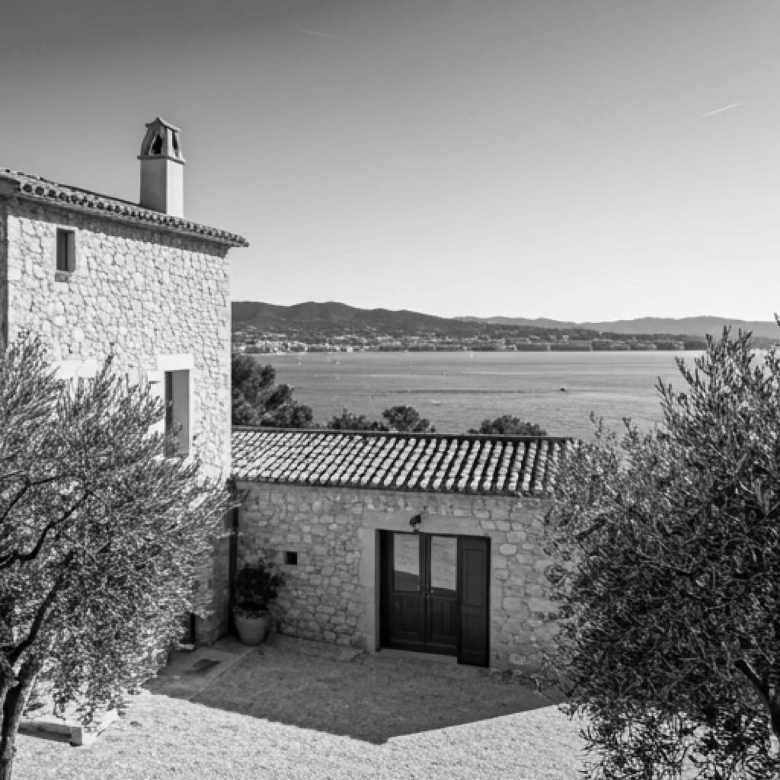Maison en pierre illustrant l’activité immobilière de l’étude